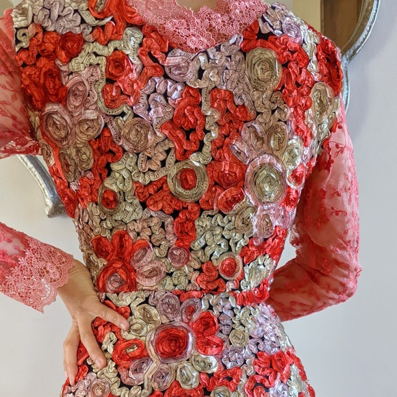 BEAUTIFUL PATTERN PATTER PINK,  RED  AND GOLD ROSES - Picture 3 of 3
